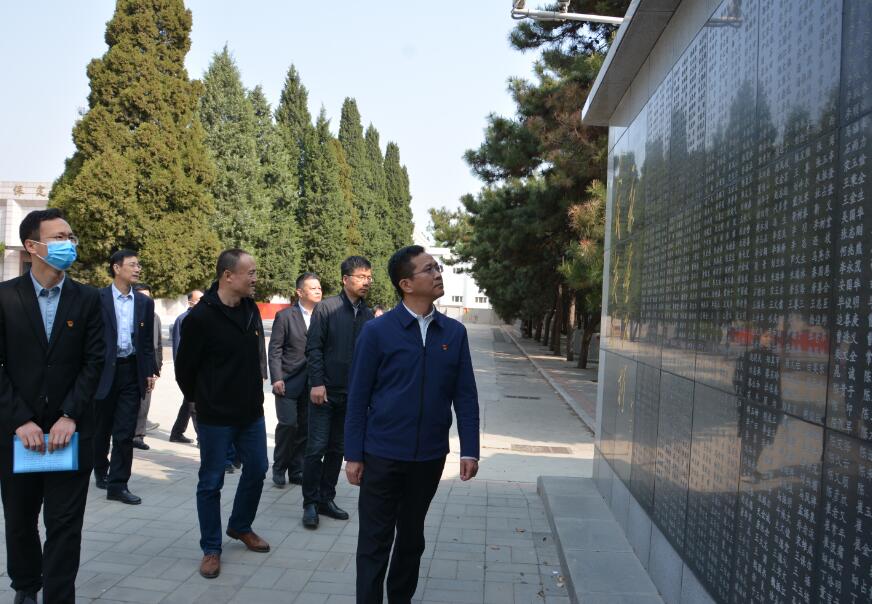 缅怀革命先烈 重温百年党史