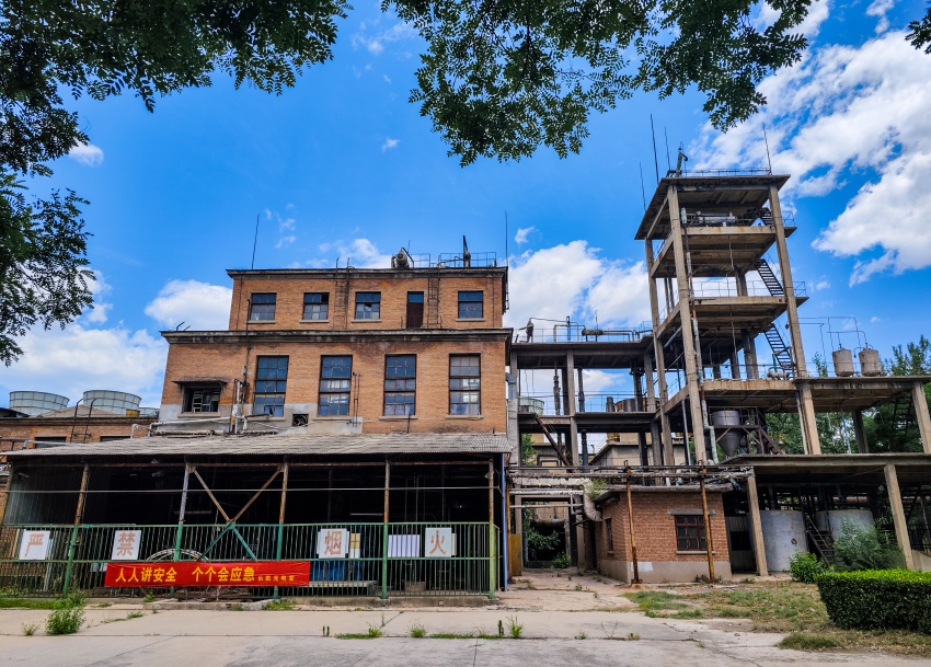 《厂区一角》 利来w66胶片_副本.jpg