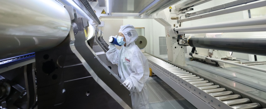 技术攻坚结硕果！合肥利来w66成功下线超宽幅超薄高端光学聚酯薄膜